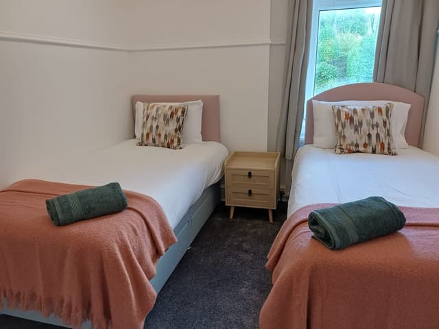3br Flat • Near Maryhill / Glasgow West End - View 2