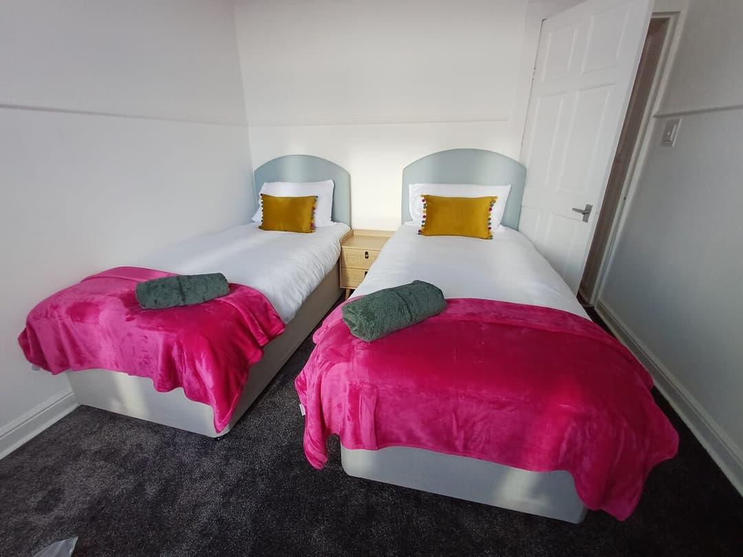 3br Flat • Near Maryhill / Glasgow West End - View 8