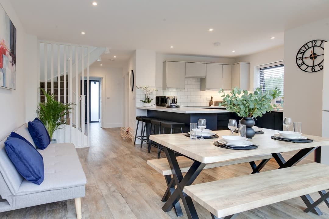 Big Discounts |4 Bed House | Parking  | Garden - View 1
