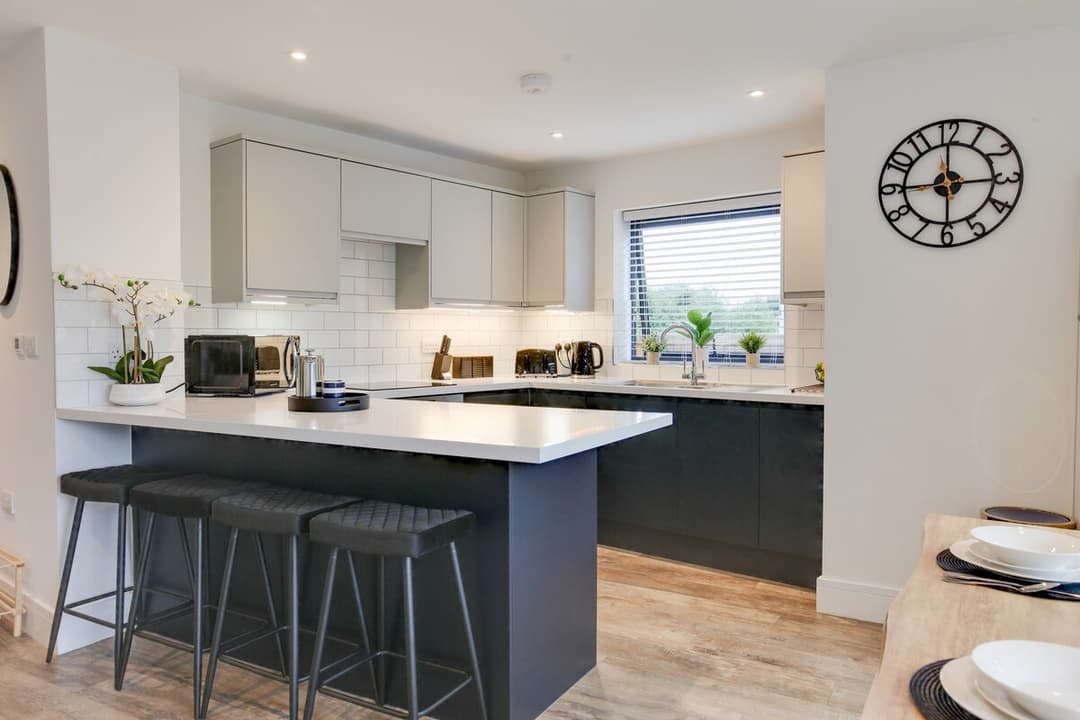 Big Discounts |4 Bed House | Parking  | Garden - View 3