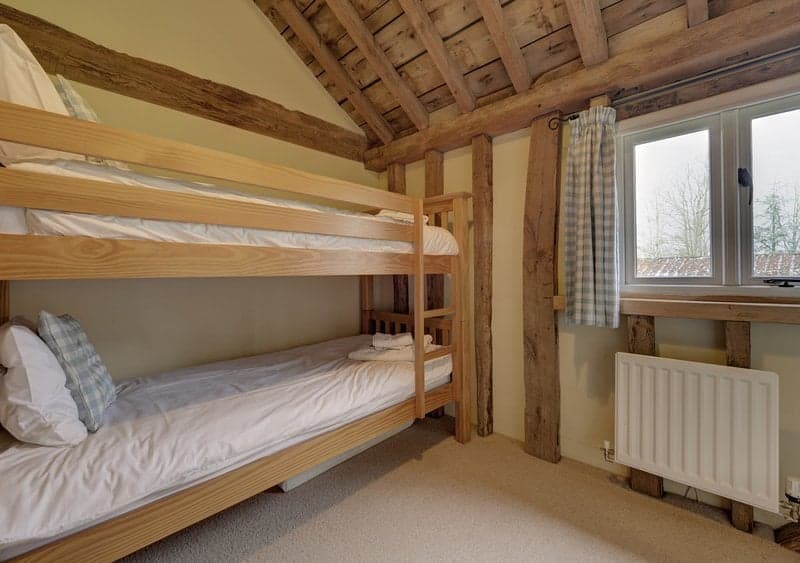  Beautiful Barn In Suffolk - Sleeps 10 - View 11