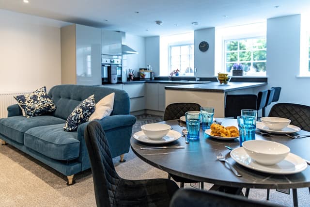 Contemporary & Stylish 2-Bed -Parking*Wifi*Netflix - View 3