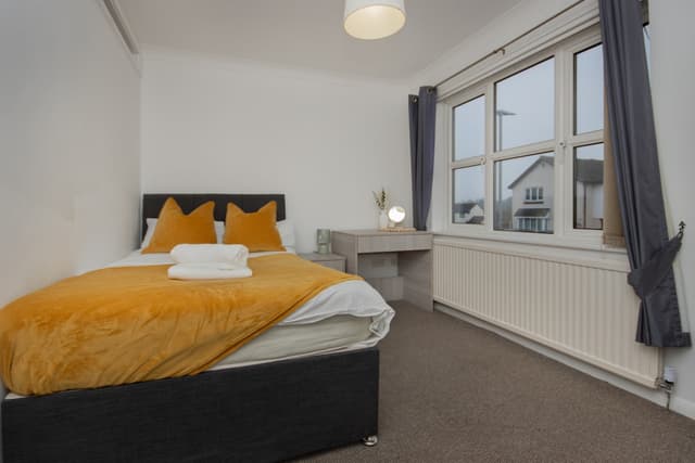 Contractors | 6-Bedrooms| Parking|Garden - View 1