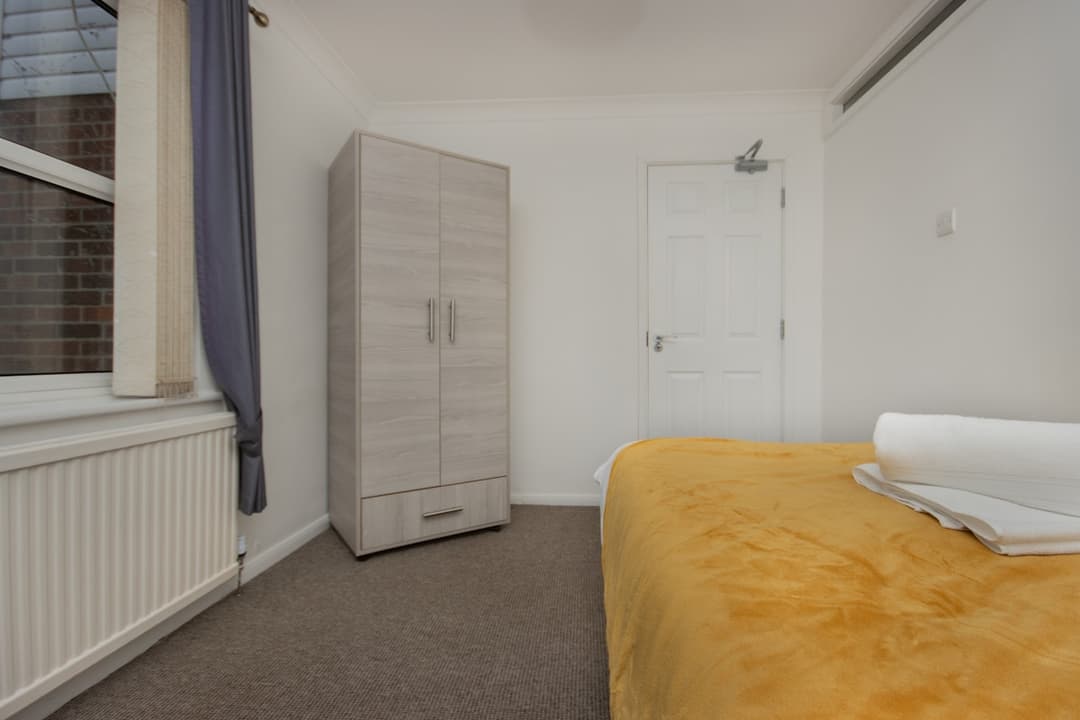 Contractors | 6-Bedrooms| Parking|Garden - View 3