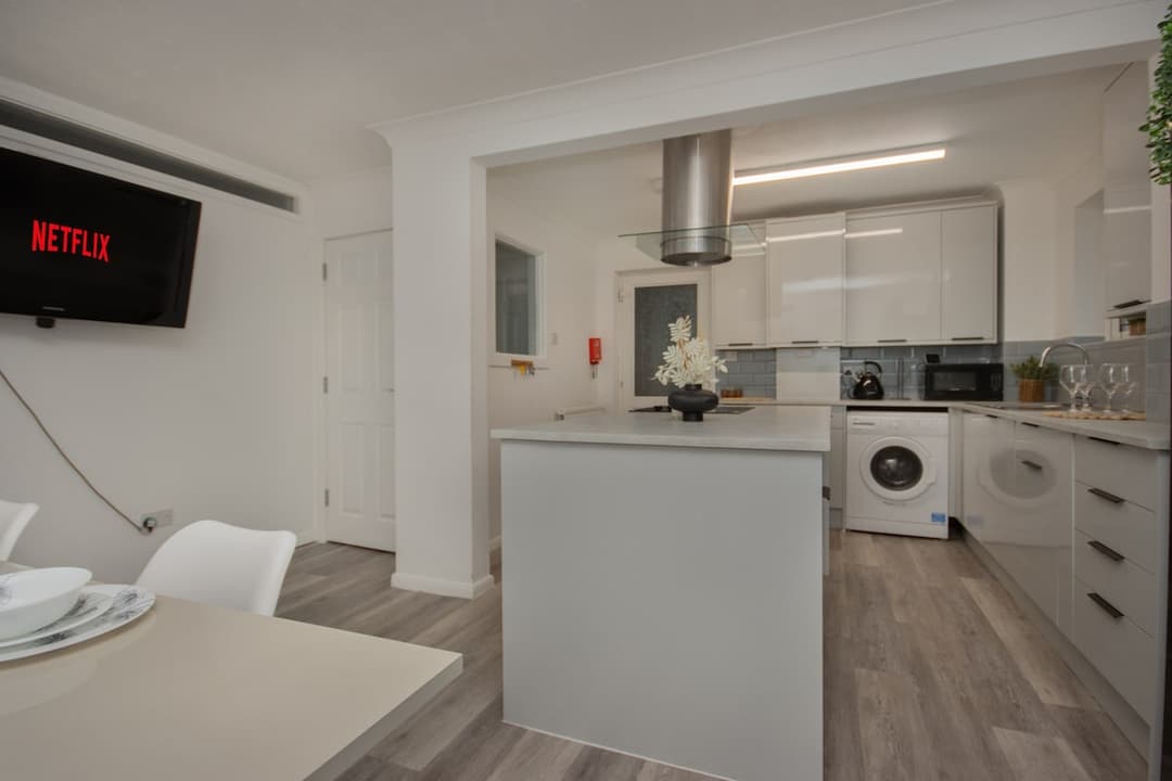 Contractors | 6-Bedrooms| Parking|Garden - View 5