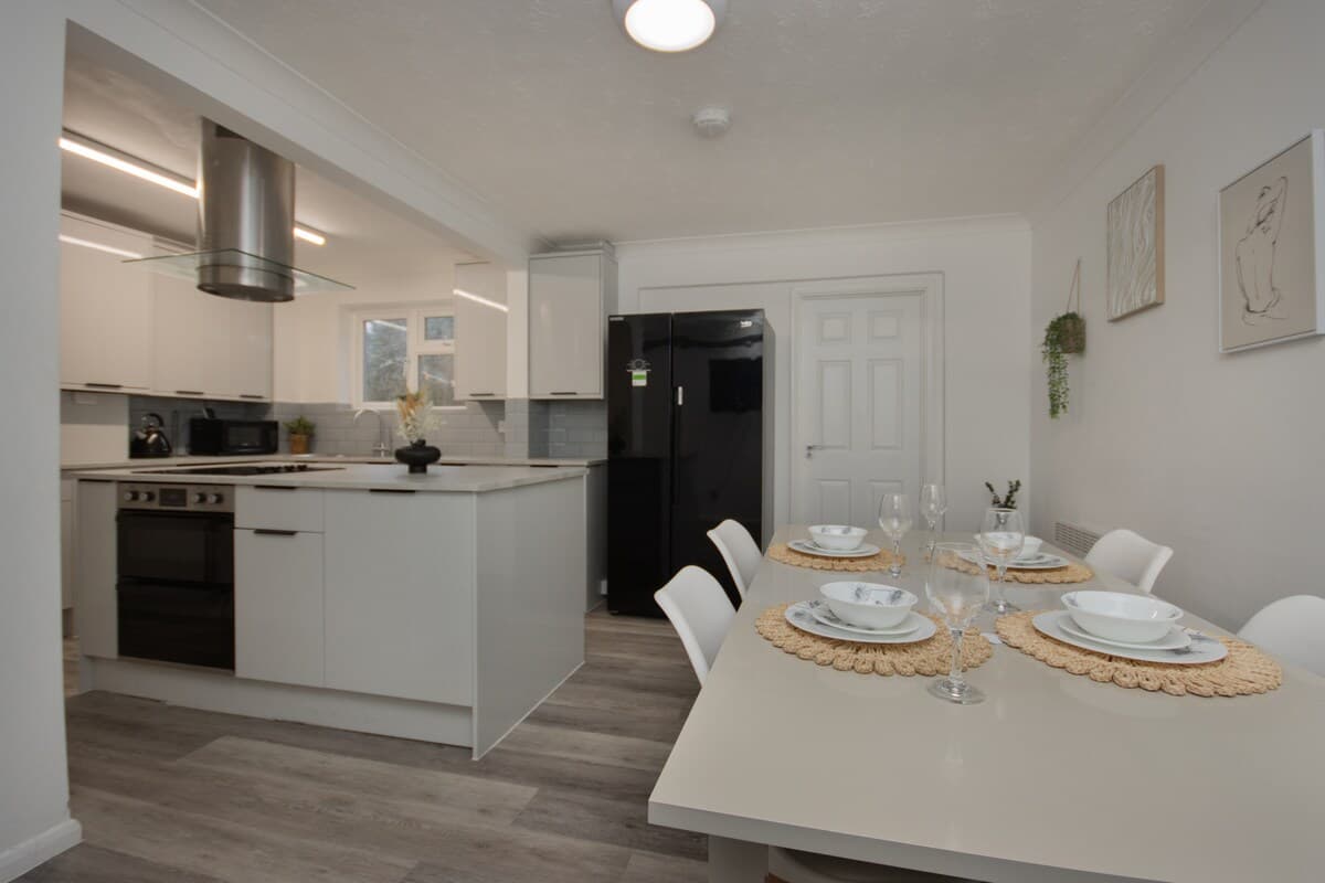Contractors | 6-Bedrooms| Parking|Garden
