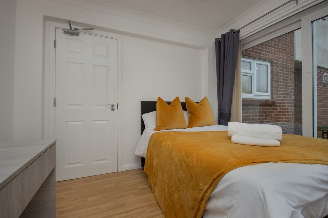 Contractors | 6-Bedrooms| Parking|Garden - View 29