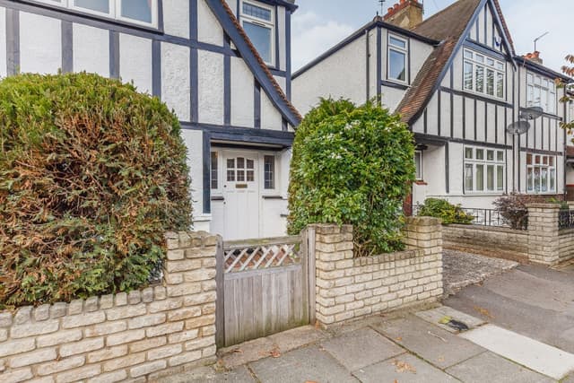 Lovely 4 Bed Wimbledon + parking - View 4