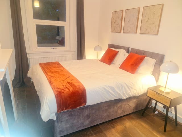 Lovely 3 Bed Wimbledon + Garden - View 4