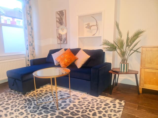 Lovely 3 Bed Wimbledon + Garden - View 3