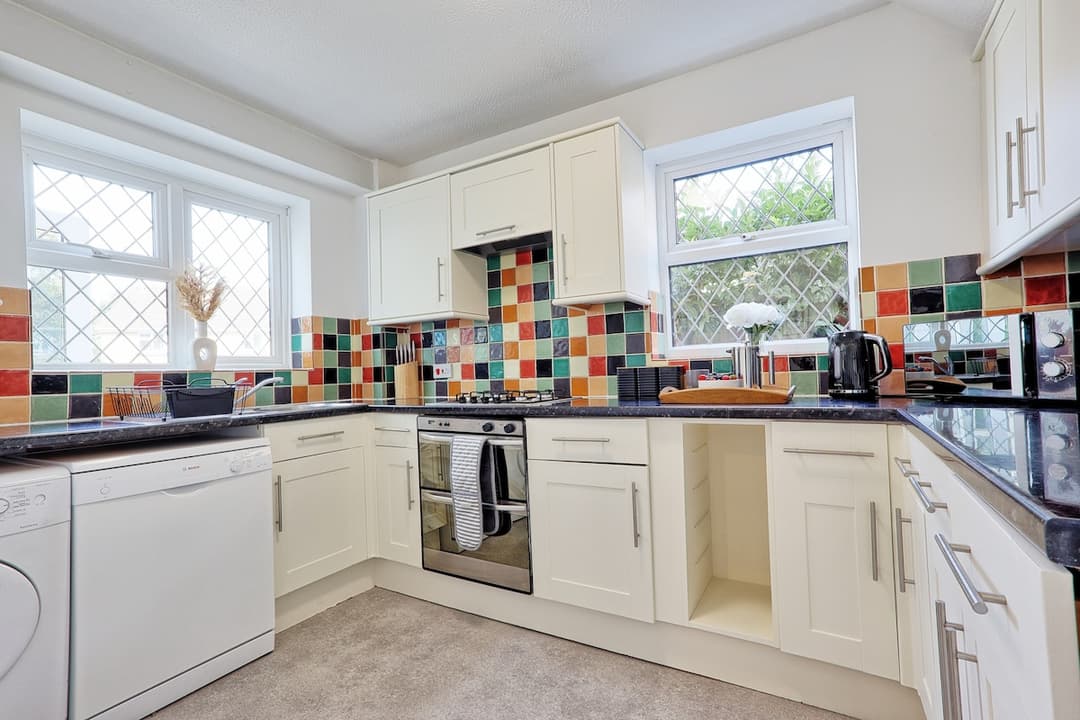 Big Discounts | 3 Bed | Parking | Garden - View 2