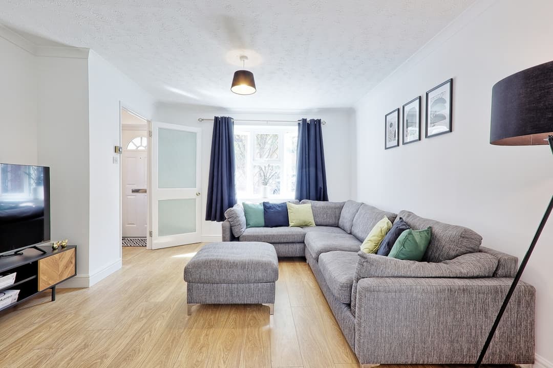 Big Discounts | 3 Bed | Parking | Garden - View 3