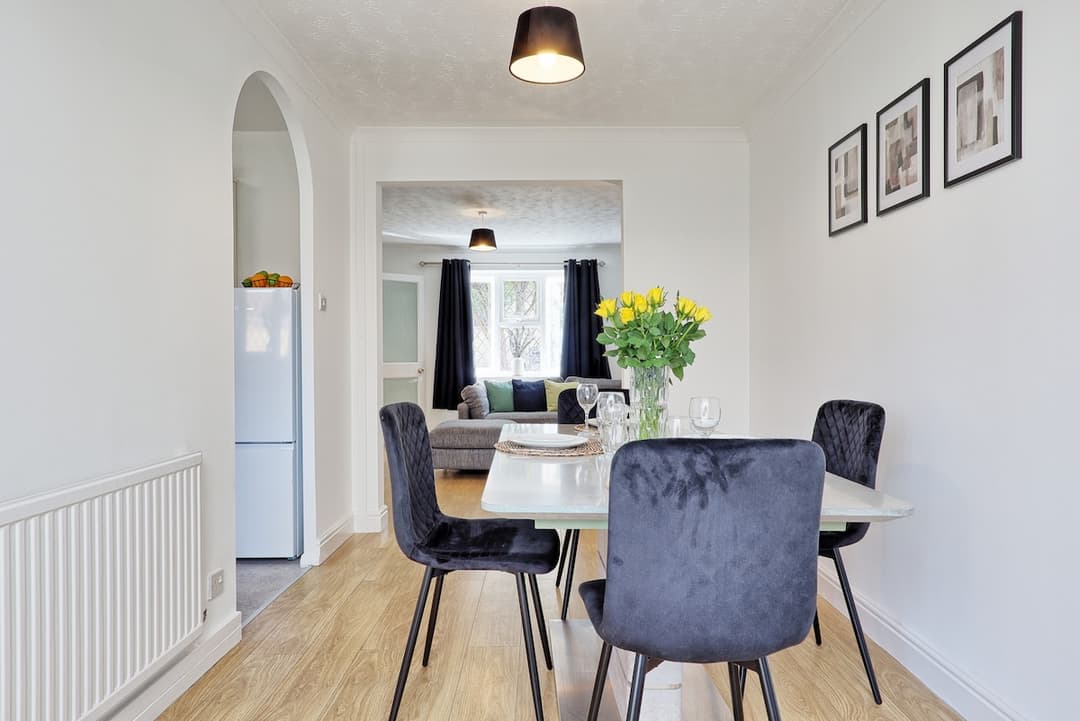 Big Discounts | 3 Bed | Parking | Garden - View 5