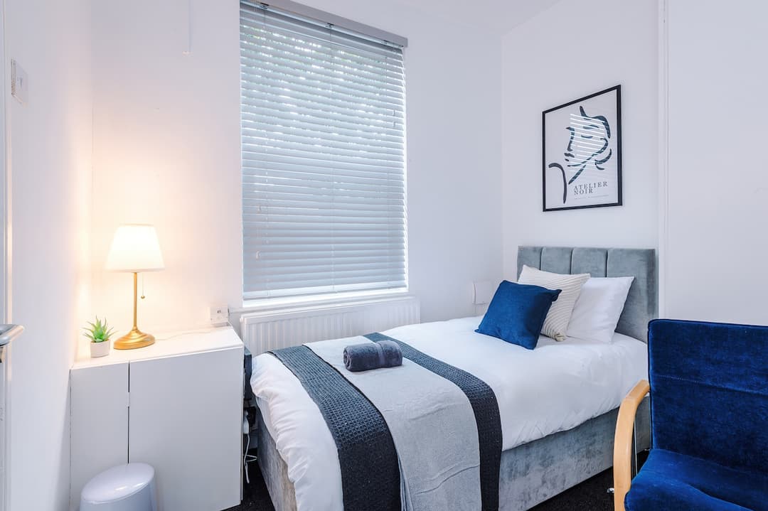 Stylish 3 bed  | sleeps 8 | Free parking & Netflix - View 2