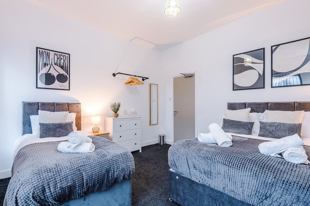 Stylish home - sleeps 7 - 5G wi-fi & FREE parking - View 3