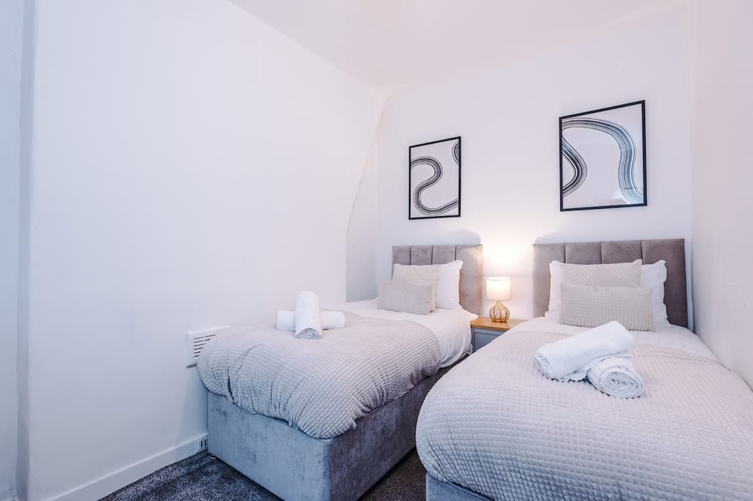Stylish home - sleeps 7 - 5G wi-fi & FREE parking - View 4