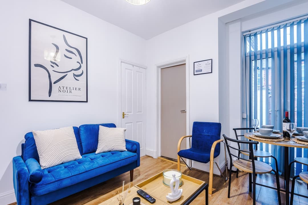 Stylish home - sleeps 7 - 5G wi-fi & FREE parking - View 5