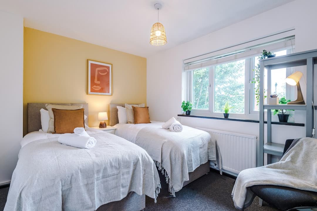 Stylish home | sleeps 6 & FREE off-road parking! - View 2