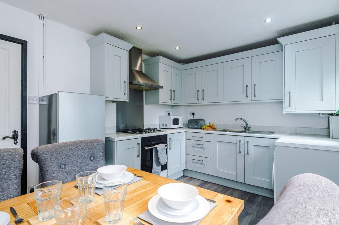 Stylish home | sleeps 6 & FREE off-road parking! - View 4