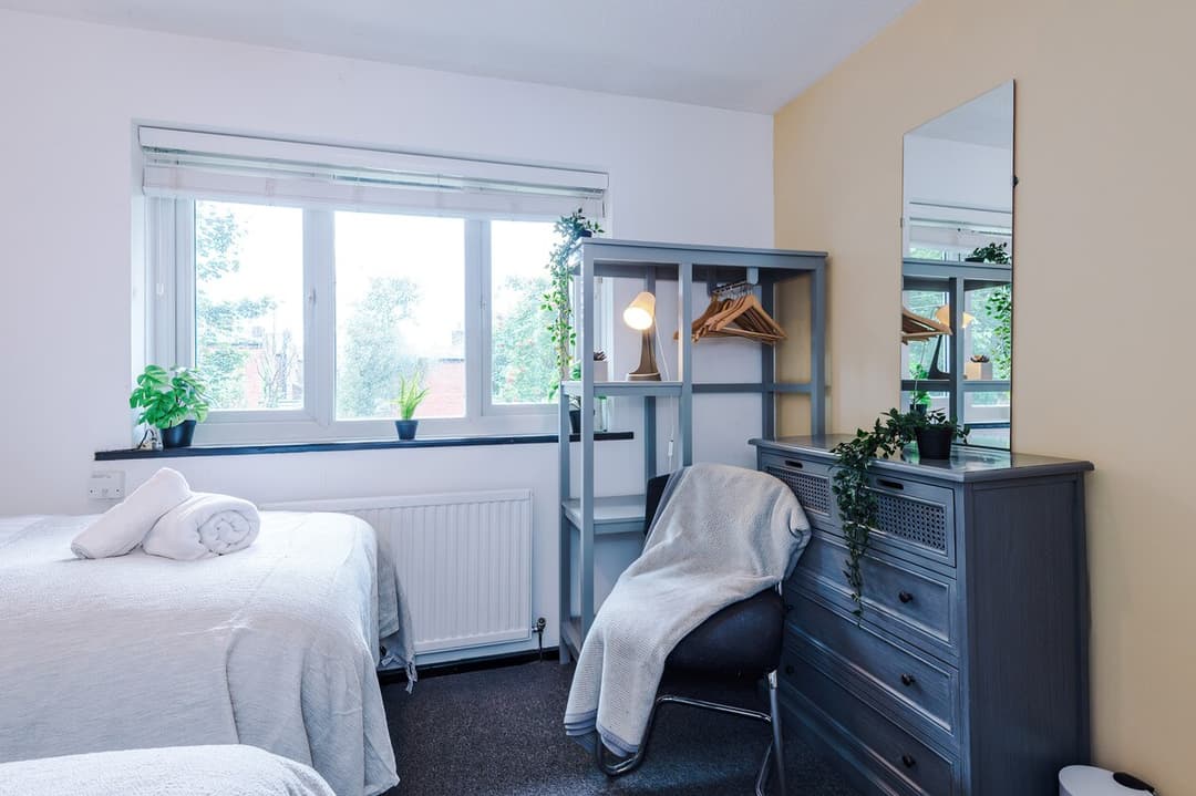 Stylish home | sleeps 6 & FREE off-road parking! - View 5