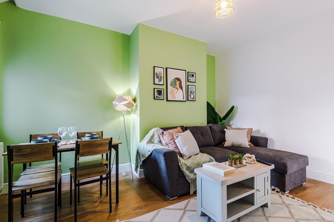 Stylish 3 bed house  -  sleeps 8  &  FREE parking - View 1