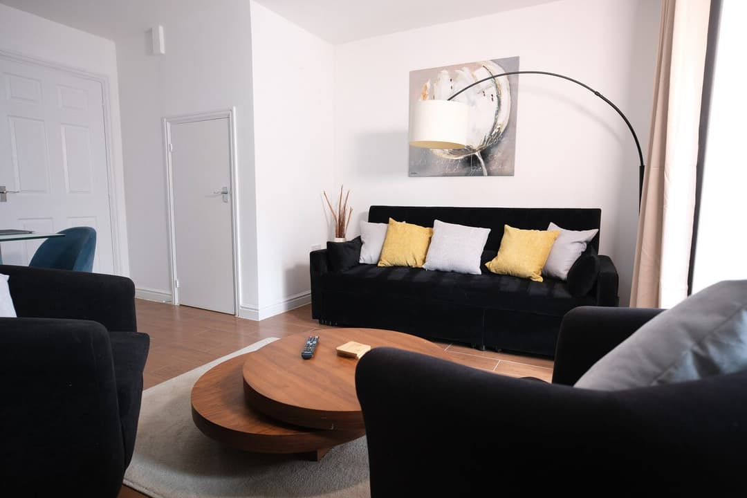 4 Bed Townhouse Rochester W/ Parking - View 2