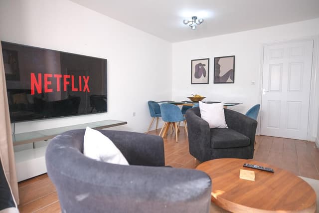 4 Bed Townhouse Rochester W/ Parking - View 2