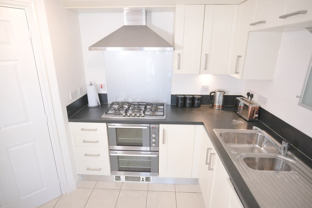 4 Bed Townhouse Rochester W/ Parking - View 4