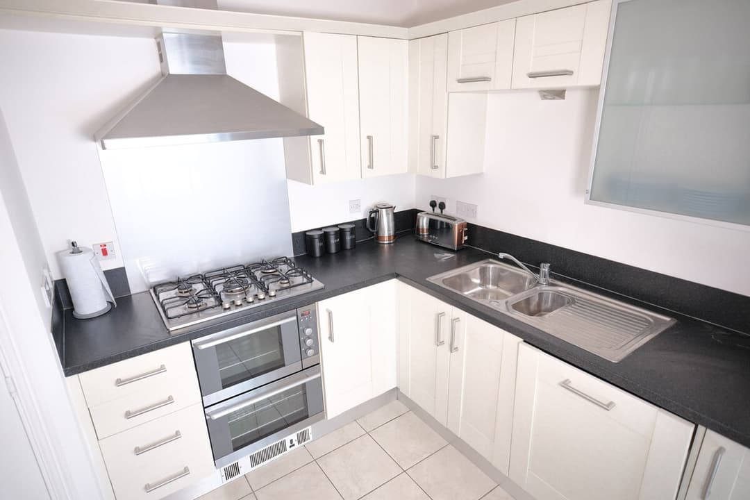 4 Bed Townhouse Rochester W/ Parking - View 5