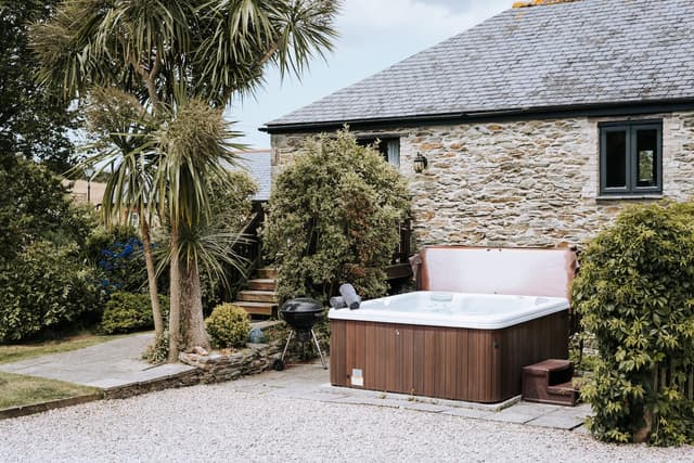 Mid Cornwall 4 Double Bedroom, 3 Bathroom Barn Conversion With Private Hot Tub - View 3