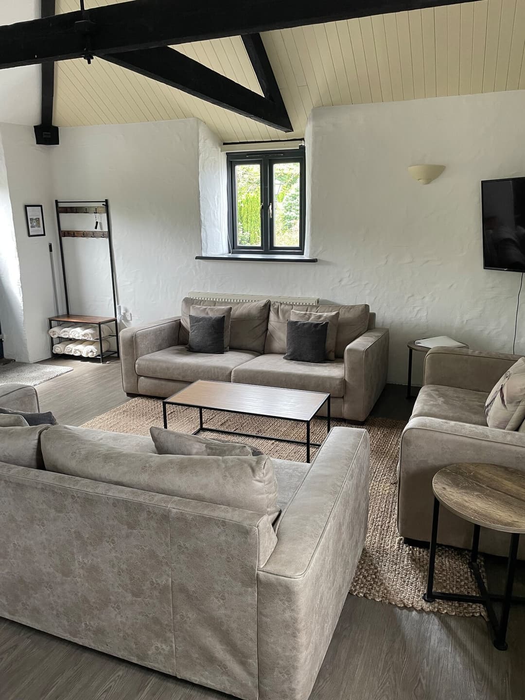 Mid Cornwall 4 Double Bedroom, 3 Bathroom Barn Conversion With Private Hot Tub - View 2