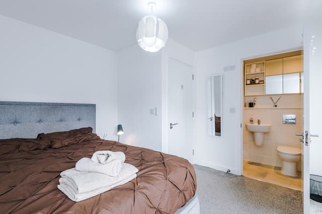 2br Getaway In Salford W/ Wifi, Ps5, Parking - View 4
