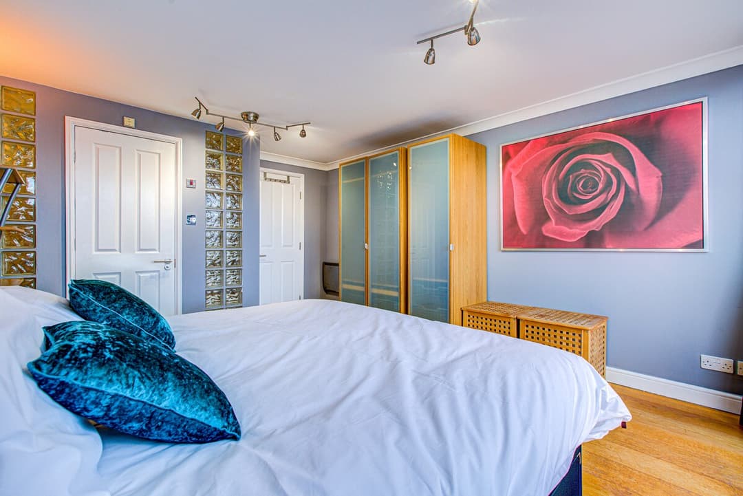 Thames View - 3 Bedroom Apt -  - View 9