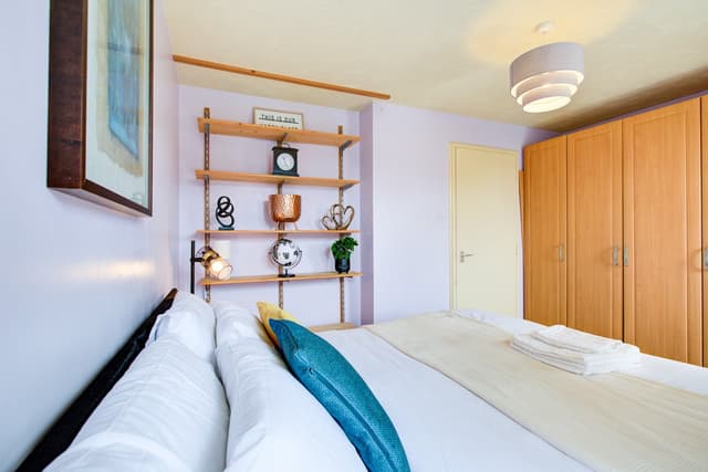 Dalton Plaza - 2 Bedroom Apartment In London - View 3