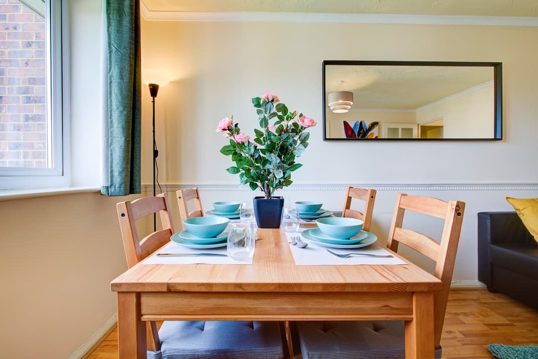 Dalton Plaza - 2 Bedroom Apartment In London - View 3