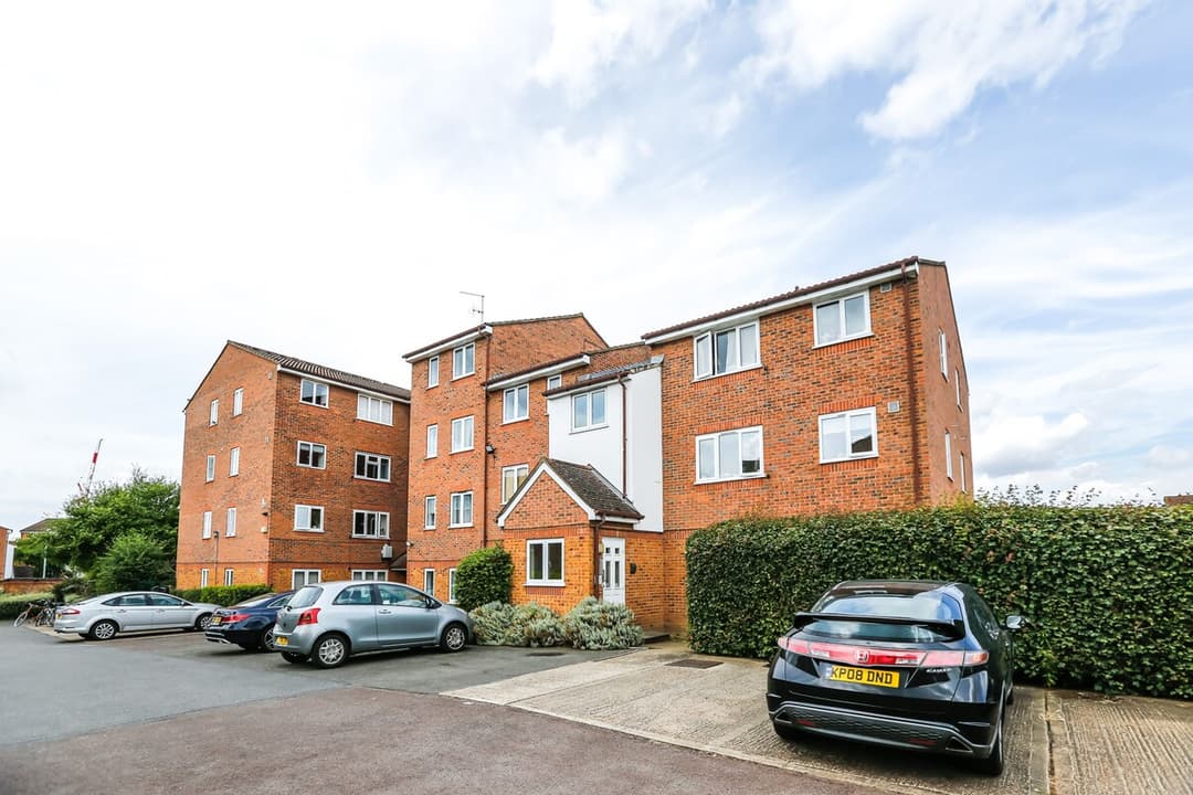Dalton Plaza - 2 Bedroom Apartment In London - View 2