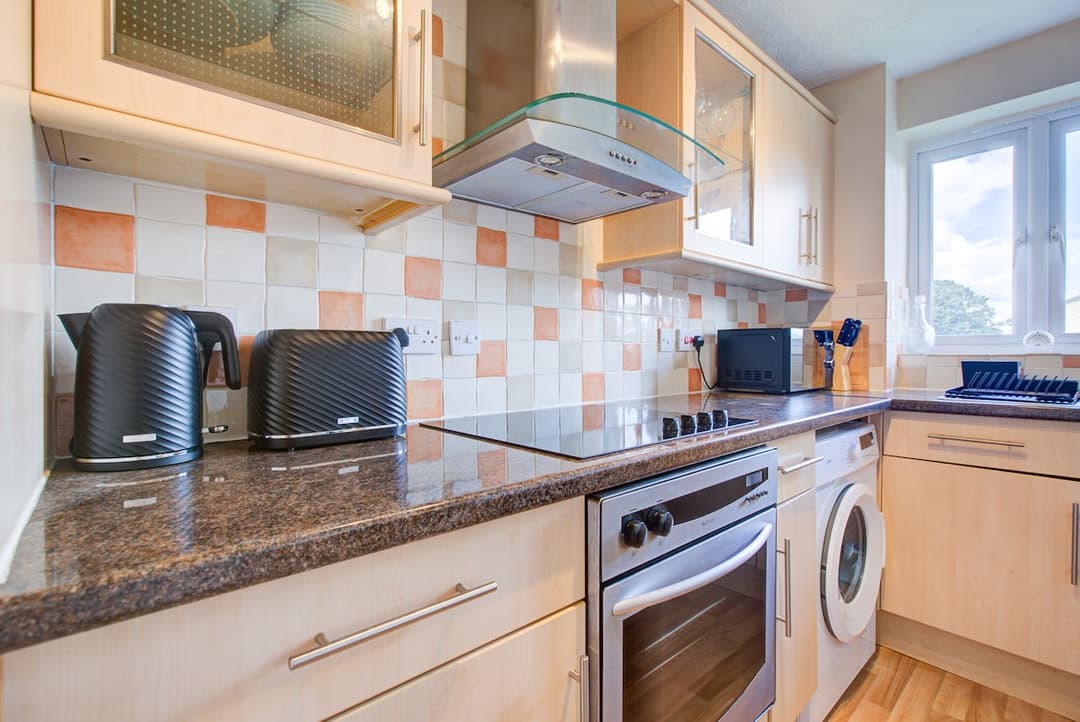 Dalton Plaza - 2 Bedroom Apartment In London - View 5