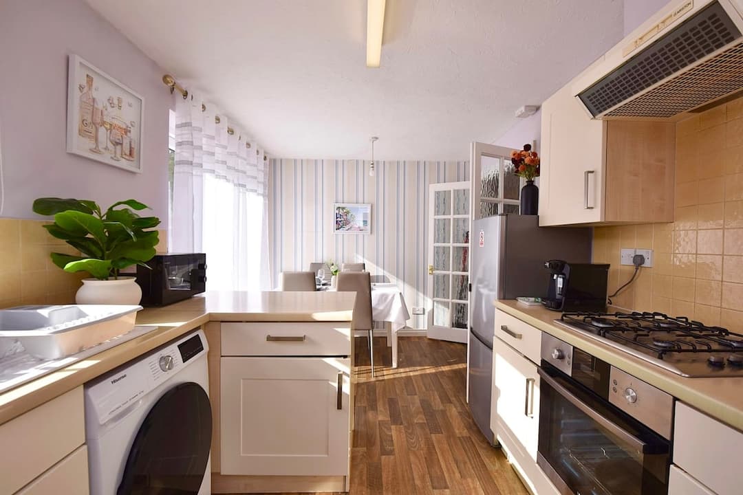 Colchester Home With Garden • Parking • Contractors - View 3