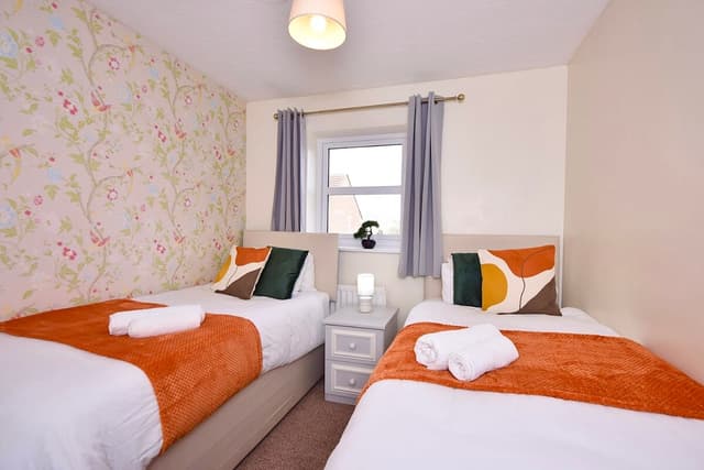 Colchester Home With Garden • Parking • Contractors - View 3