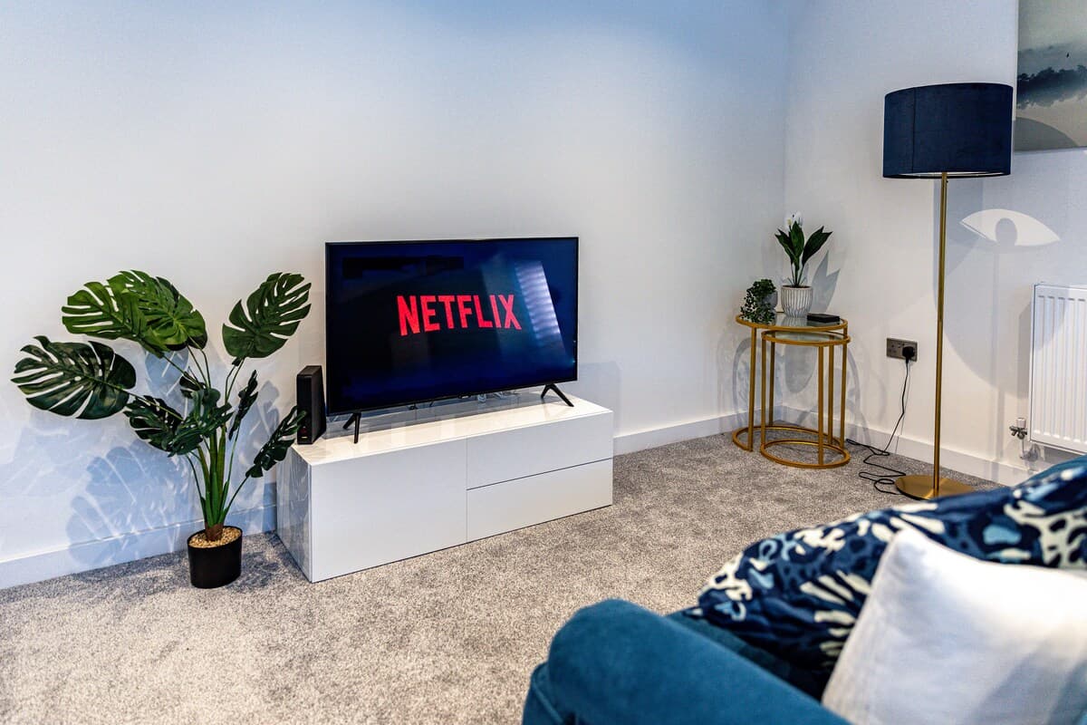 New Modern & Spacious 2-Bed Parking, Wifi, Netflix
