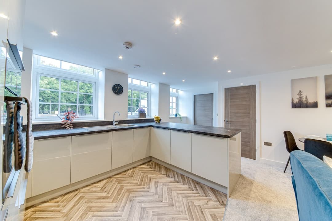 New Modern & Spacious 2-Bed Parking, Wifi, Netflix - View 3