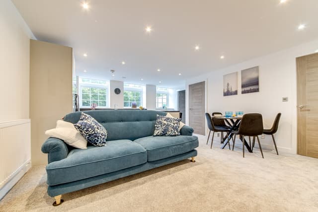 New Modern & Spacious 2-Bed Parking, Wifi, Netflix - View 3