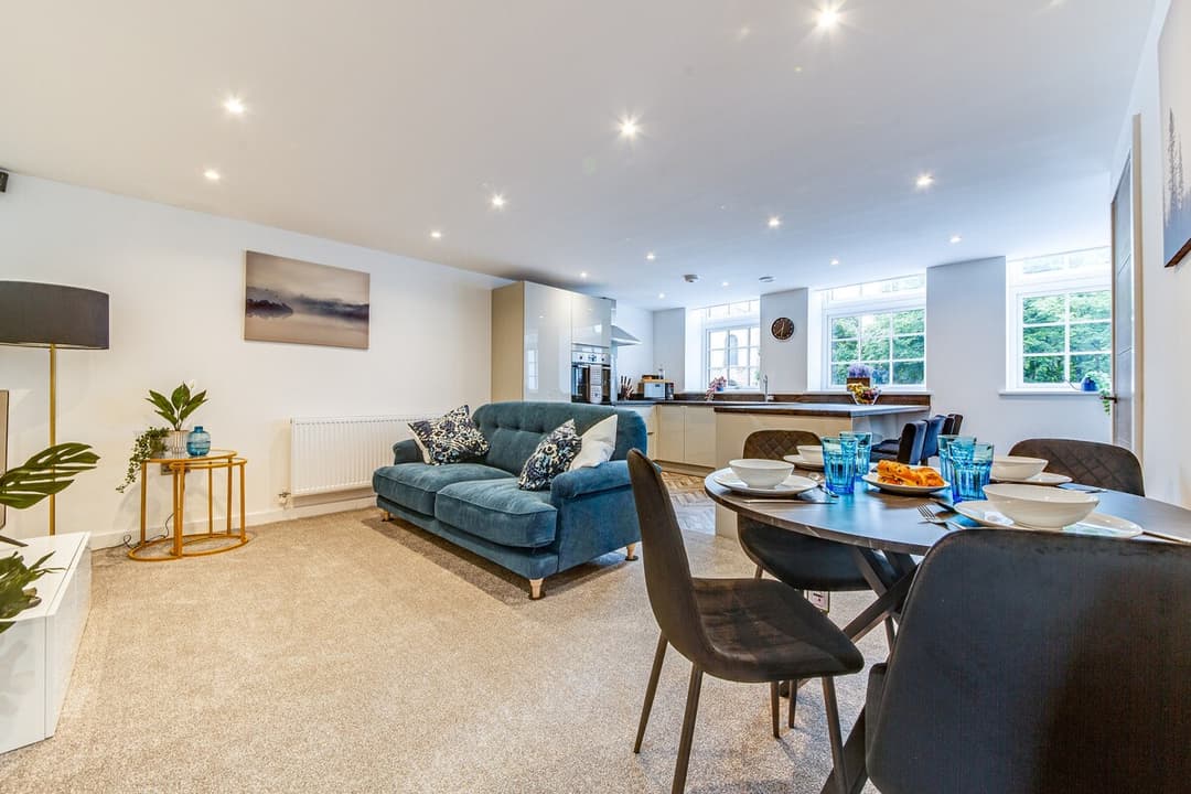 New Modern & Spacious 2-Bed Parking, Wifi, Netflix - View 5