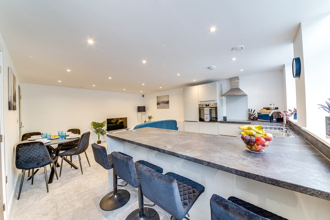Stunning Executive 2-Bed -Parking | Wifi | Netflix - View 5