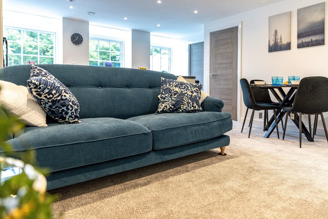 Stunning Executive 2-Bed -Parking | Wifi | Netflix - View 3