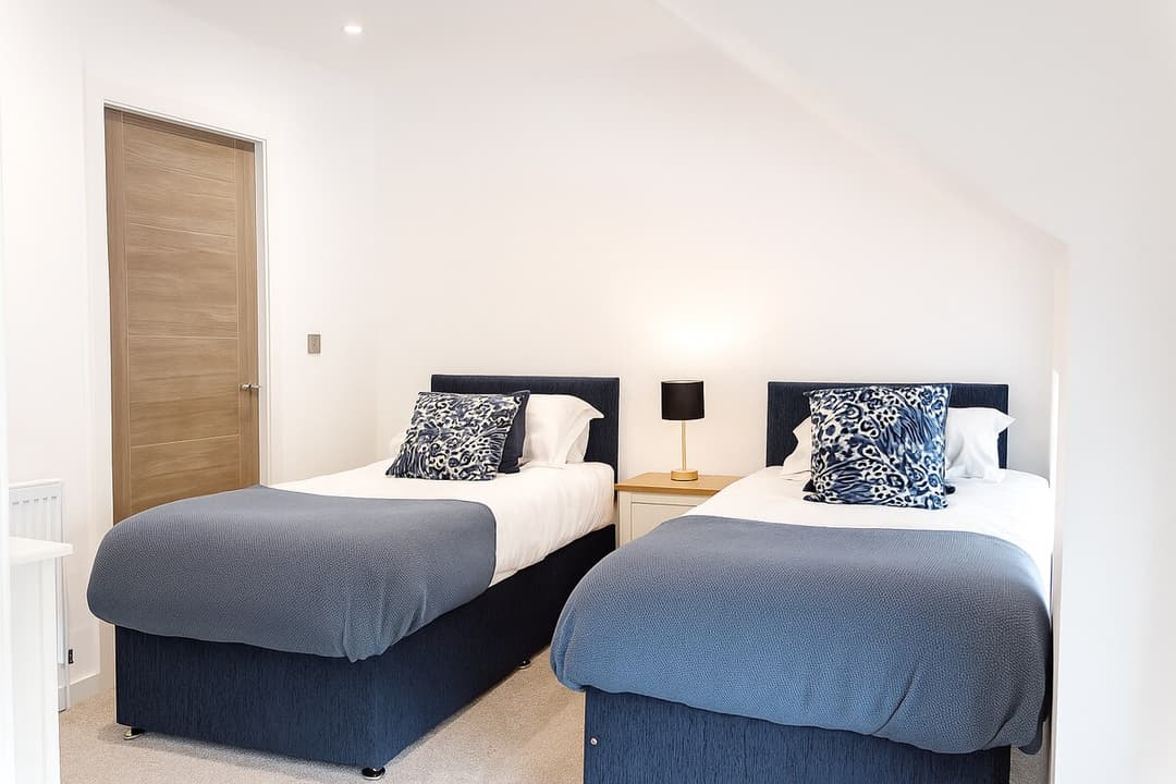 Stunning Executive 2-Bed -Parking | Wifi | Netflix - View 4