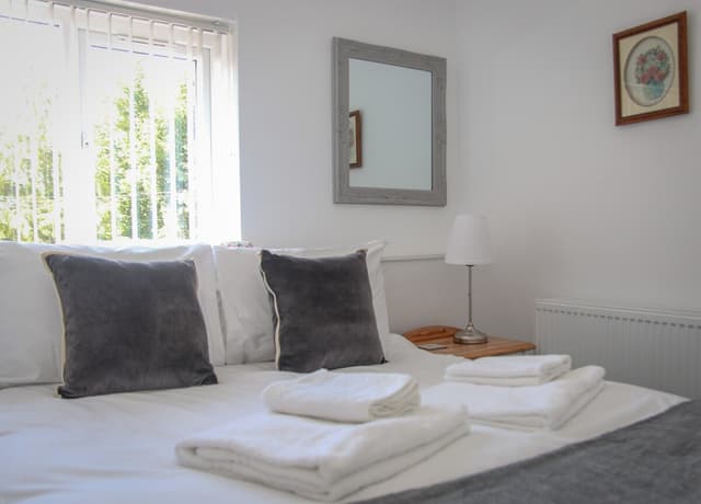 Newly Refurbished 2-Bed - Patio, Netflix & Wi-Fi - View 2