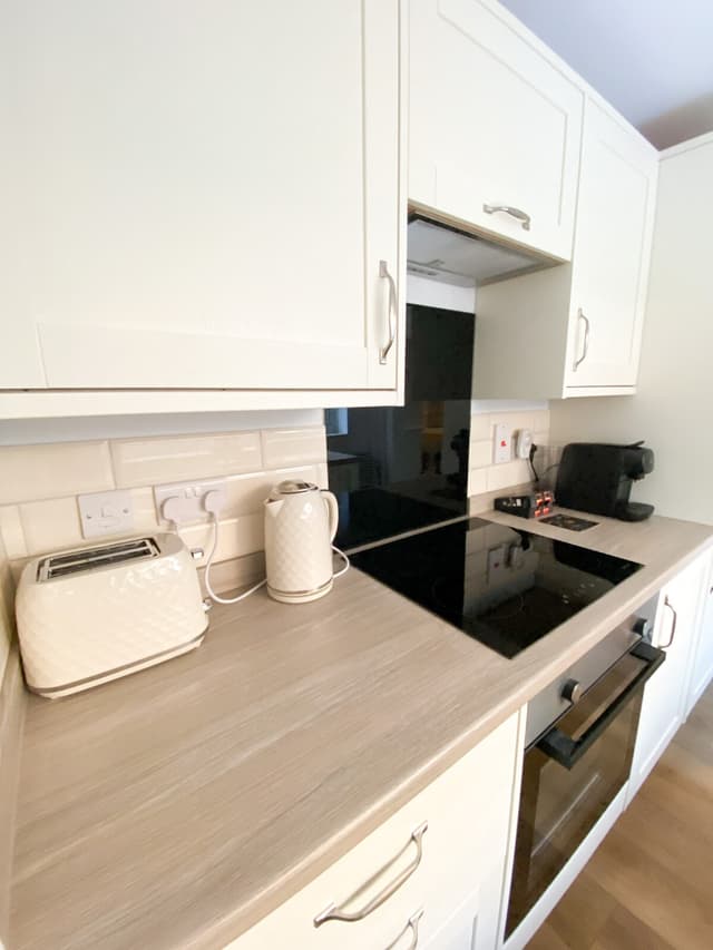 Newly Refurbished 2-Bed - Patio, Netflix & Wi-Fi - View 4