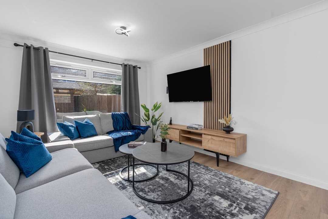 Modern Home Near To Airport | Free Parking & WIFI - View 2