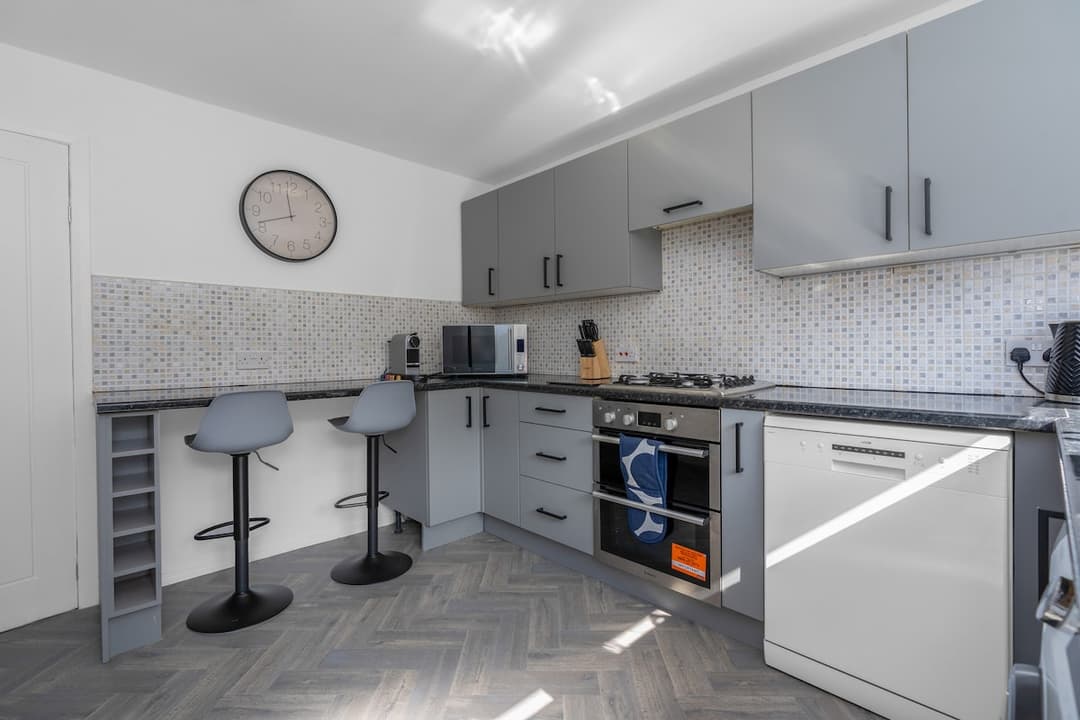 Modern Home Near To Airport | Free Parking & WIFI - View 5